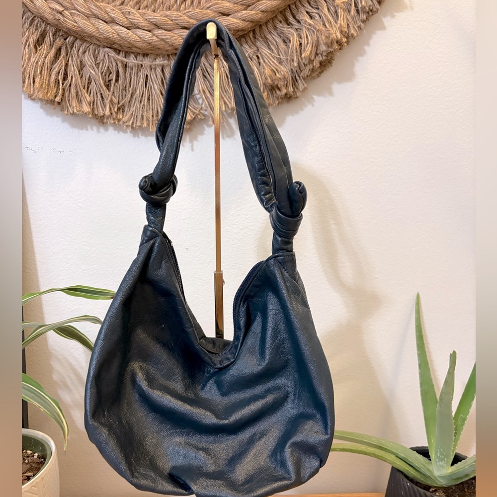 Amazing 70s-80s vintage navy leather hobo bag, unknown brand
